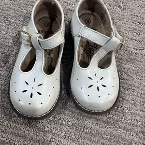 FootMates White Dress Shoes with Cut-Out Design